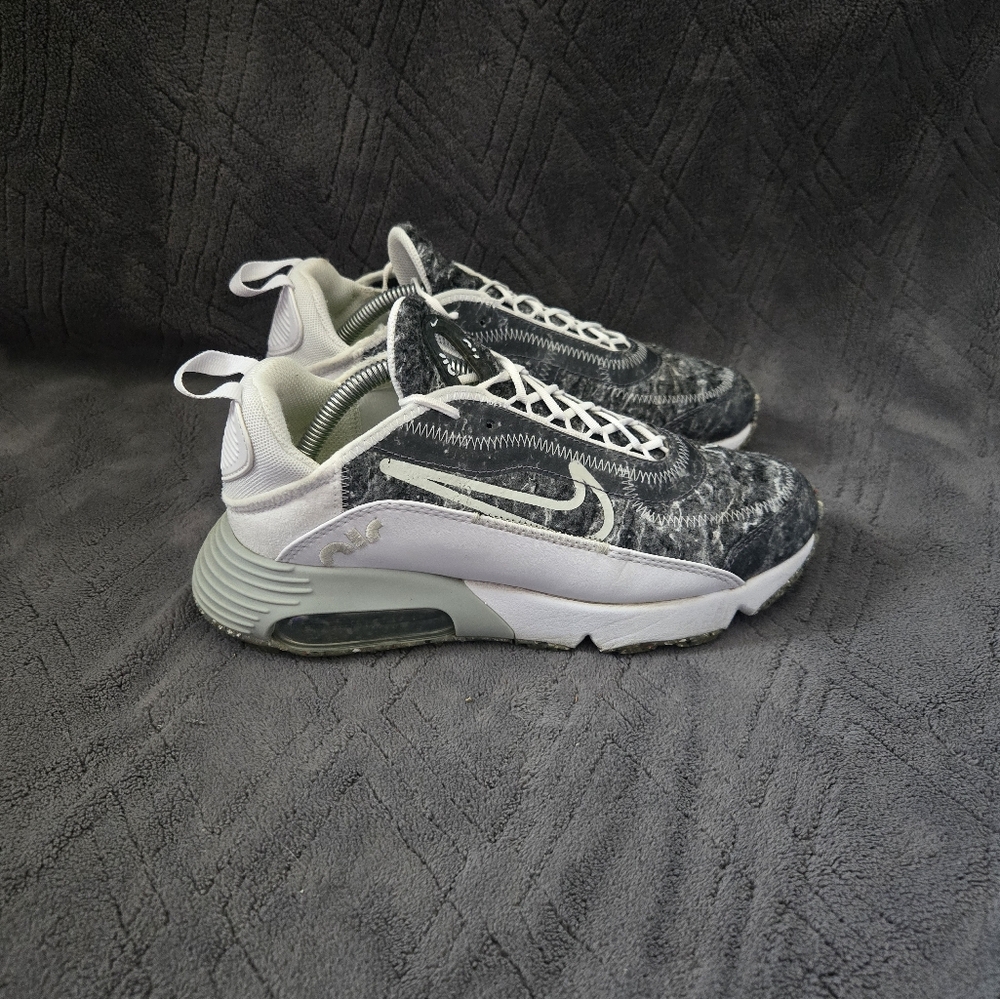 Nike Air Max 2090 SE Running Shoes Womens Sz 8 Athletic Sneakers Trainers Gray.